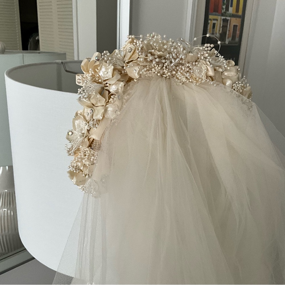 Elegant Cream Bridal Veil with Floral Headpiece